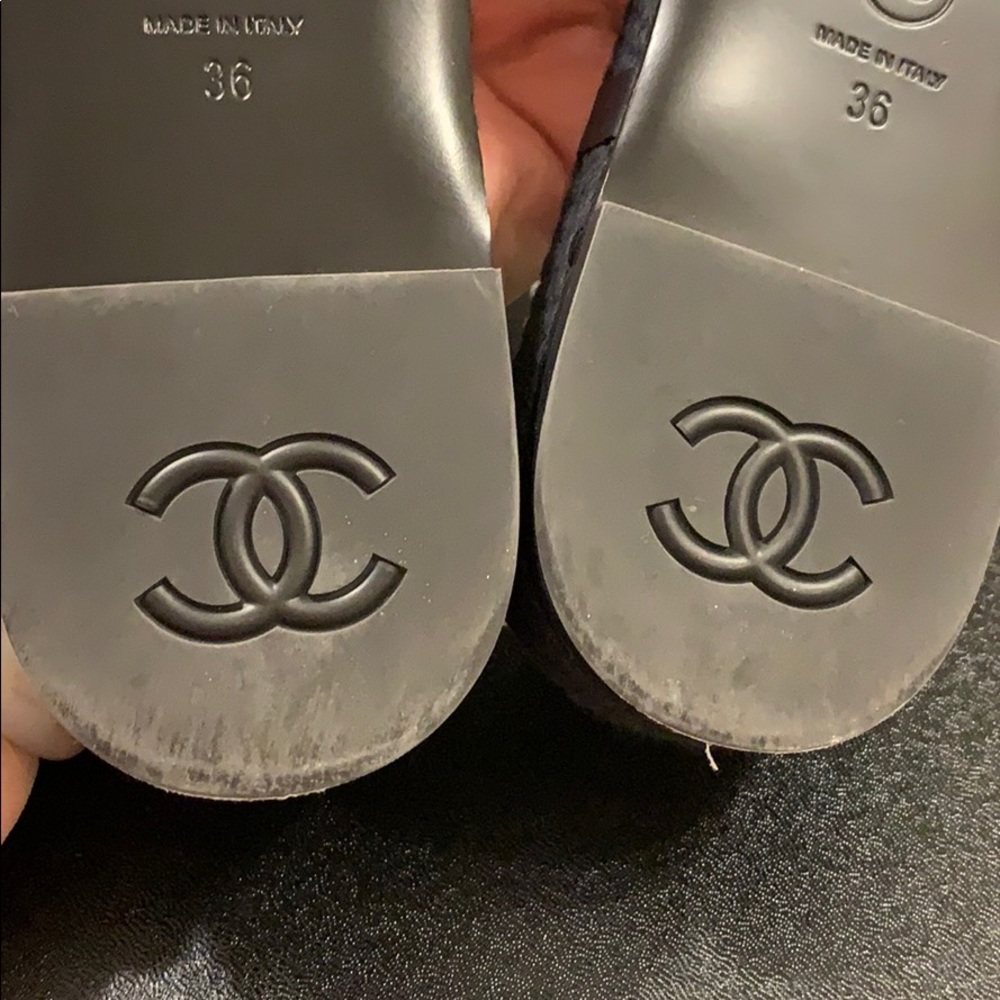 Chanel Interlocking CC Logo - Picture 5 of 5